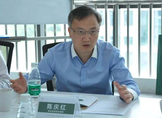 四川发展投资促进部总经理陈庆红就相关问题与参会成员沟通
